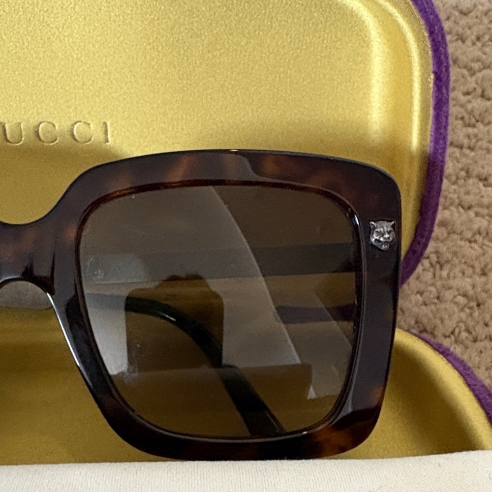 Gucci Women’s Tortoiseshell Square Sunglasses with Dark Brown Lenses - Picture 4 of 6
